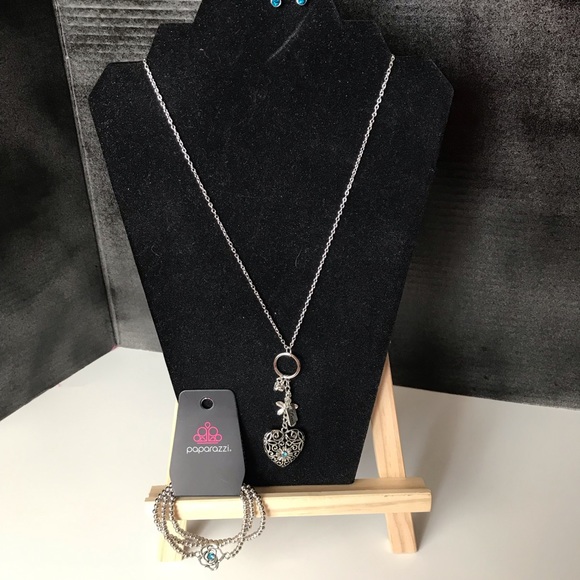 Jewelry Consultant Selling Paparazzi Jewelry - Picture 5 of 8